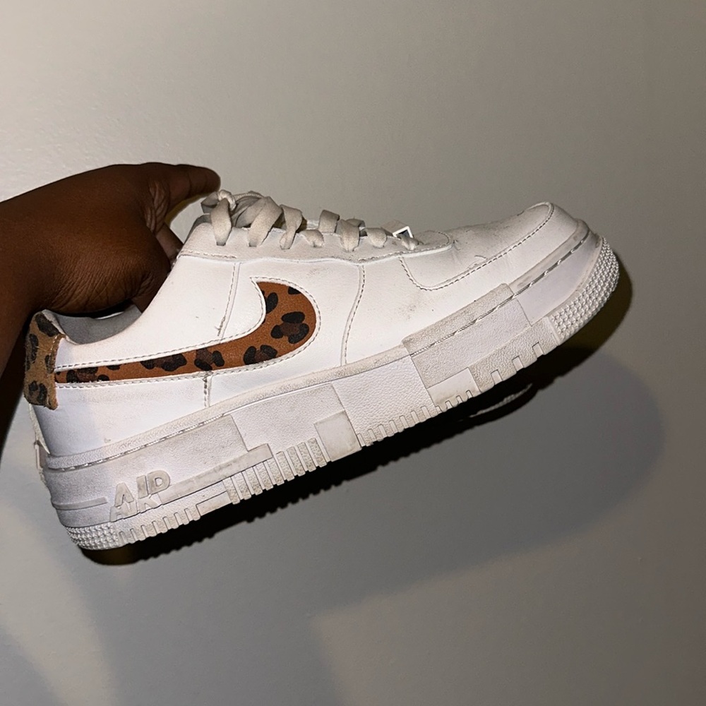 AF1 cheetah print size 8 in women’s used and slightly dirty, but good condition.